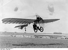 220px-Bundesarchiv_Bild_146-1979-081-13,_Berlin,_Hans_Grade_bei_seinem_Geburtstagsflug.jpg