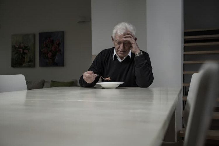 mann-leidet-am-empty-desk-syndrom-und-ist-traurig.jpg